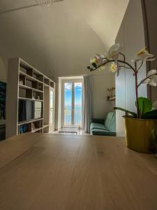 un soggiorno con tavolo e vista sull'oceano di La Camera della Nonna 2.0 a Gaeta