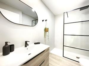 A bathroom at CS7 Kaleria Suites Még 27 kép