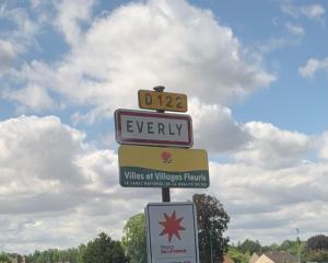 a street sign with a sign that reads everyday at Hébergement à Everly in Éverly +1 photo