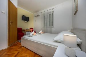 Un dormitorio con una gran cama blanca y una ventana. en Double Bedroom Seaview, en Crikvenica