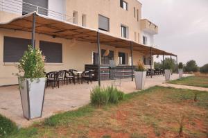 Un patio con mesas y sillas frente a un edificio. en Amira Suite Double with Bathroom, en Fez