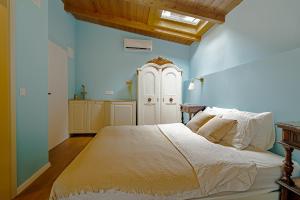 une chambre avec un grand lit blanc dans une pièce dans l'établissement Upper Town Rooms, à Zagreb