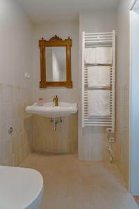 une salle de bains avec lavabo, toilettes et miroir dans l'établissement Upper Town Rooms, à Zagreb