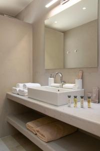 a bathroom with a sink and a mirror at Villa Grotta in Kamarai