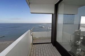 O vedere generală la mare sau o vedere la mare
luată din acest apartament
