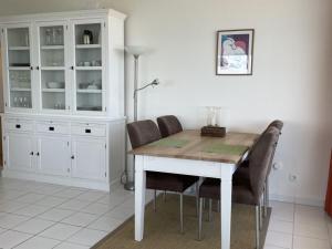 Imagine din galeria proprietății Wind und Meer 3-Zimmer-Ecksuite Maritim Residenz Travemünde în Lübeck
