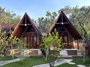 a house in the middle of a garden at D'karang Eco Lodge in Undisan