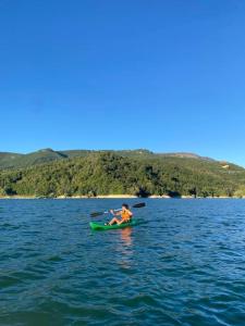 a person in a kayak on a large body of water at Casa in montagna per vacanze in tranquillità in Fagge