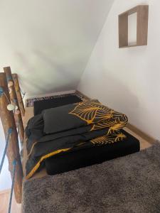 un paio di letti in una camera di Climb cottage a Komarno