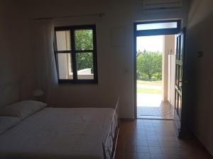 Un dormitorio con una cama y una puerta abierta. en Apartment Studio Antonia, en Medulin