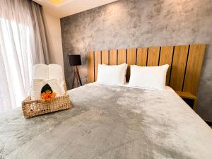 a bedroom with a large bed with two baskets at Aloha Palace Hotel in Jijoca de Jericoacoara