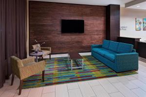 TV a/nebo společenská místnost v ubytování Fairfield Inn and Suites by Marriott Austin Northwest/Research Blvd