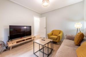 TV a/nebo společenská místnost v ubytování Portu Cozy by Aston Rentals