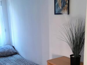 Łóżko lub łóżka w pokoju w obiekcie Domki Letniskowe oraz Chata Grillowa " Nad Zalewem "Bliżyn