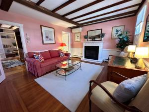 Posezení v ubytování Entire Historic 5 Bed 5 Bath Inn Sleeps 17