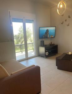 Televízia a/alebo spoločenská miestnosť v ubytovaní Renting House GALINI