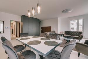 a meeting room with a table and chairs at BIRGÉS Villapark Apartments in Balatonfüred