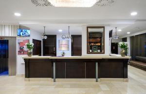 Ο χώρος του lounge ή του μπαρ στο Leonardo Hotel Budapest