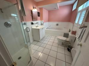 Koupelna v ubytování Entire Historic 5 Bed 5 Bath Inn Sleeps 17