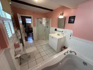 Koupelna v ubytování Entire Historic 5 Bed 5 Bath Inn Sleeps 17