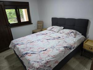 Giường trong phòng chung tại Panorama Vrdnik