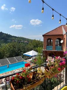 Bazén v ubytování Guest House Marani nebo v jeho okolí