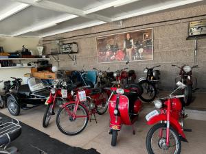 ein Raum voller Fahrräder und Roller in der Unterkunft Hotel HERMIDA 5000 in Vilanova de Arousa