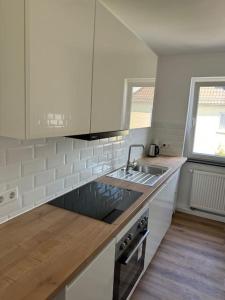 Kuchyň nebo kuchyňský kout v ubytování Elegant renovierte 2-Zimmerwhg
