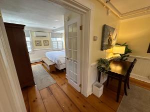 Postel nebo postele na pokoji v ubytování Entire Historic 5 Bed 5 Bath Inn Sleeps 17