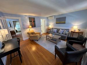 Posezení v ubytování Entire Historic 5 Bed 5 Bath Inn Sleeps 17