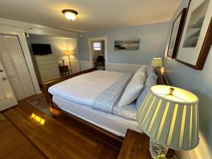 TV a/nebo společenská místnost v ubytování Entire Historic 5 Bed 5 Bath Inn Sleeps 17