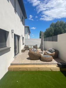 een terras met stoelen en parasols op een huis bij Villa Jasmine in Garons