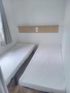 Ένα ή περισσότερα κρεβάτια σε δωμάτιο στο Camping Les Voiles