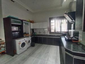 Una cocina o kitchenette en Aanz Aura 11 fotos más