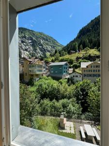 Vista generica sulle montagne o vista sulle montagne dall'interno dell'appartamento