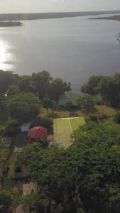 ItaquatiaraにあるSitio completo no rio aneba com quiosque e praiaの赤傘の家屋上景
