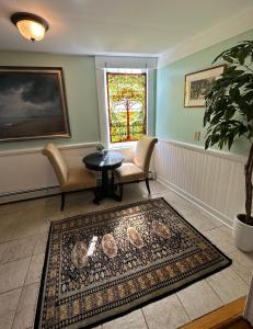 Posezení v ubytování Entire Historic 5 Bed 5 Bath Inn Sleeps 17