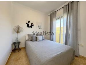 Un dormitorio blanco con una cama y una ventana. en Beautiful Chalet Adosado con piscina comunitaria, en Denia 13 fotos más