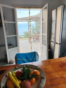 un piatto di frutta su un tavolo in cucina di Kitrino Spiti Best View Eco Villa a Patitiri Altre 17 foto