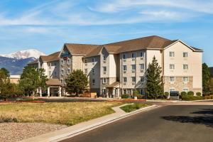 un gran edificio de apartamentos con una carretera delante en TownePlace Suites by Marriott Colorado Springs South, en Colorado Springs