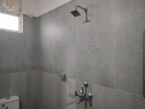 un bagno con doccia e WC di Tavāsmi a Puri