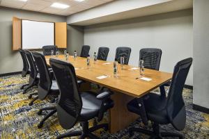 una sala de conferencias con una mesa larga y sillas en TownePlace Suites by Marriott Colorado Springs South, en Colorado Springs 42 fotos más