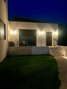 Budova, kde se apartmán nachází + 9 fotografií