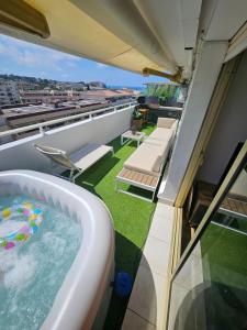 Bazén v ubytování Le Duplex nebo v jeho okolí