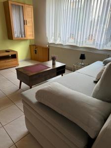 Galeriebild der Unterkunft 3 Zimmerwohnung mit 2 Schlafzimmer Balkon Küche TV WLAN in Langenzenn