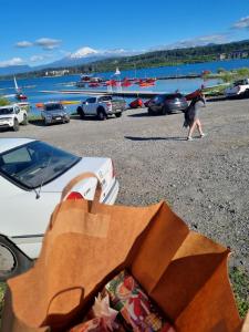 Espacio De Relajo Acondicionado Para El Descanso في فيلاريكا: امرأة تمشي بجوار سيارة على الشاطئ +10 صور