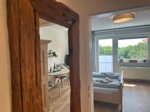 una camera da letto con un letto, un tavolo e una finestra di Fritz-Wischer-Straße Koje & Kombüse a Sankt Peter-Ording