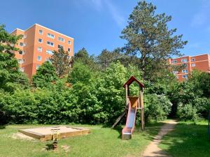 un parco giochi con uno scivolo in un parco di Fritz-Wischer-Straße Koje & Kombüse a Sankt Peter-Ording
