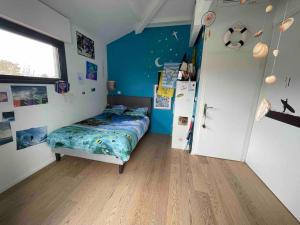 a bedroom with a bed and a blue wall at Villa vacance Anglet avec piscine, 1km de la plage in Anglet +21 photos