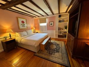 Postel nebo postele na pokoji v ubytování Entire Historic 5 Bed 5 Bath Inn Sleeps 17